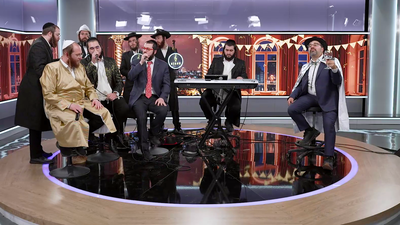 "לַיְּהוּדִים הָיְתָה אוֹרָה וְשִׂמְחָה" • גדולי הזמר החסידי במשתה פורים מלהיב ומרקיד באולפני 'כיכר השבת'