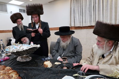 האדמו"ר ממבקשי אמונה בפדיון הבן לבן אחד מחסידיו