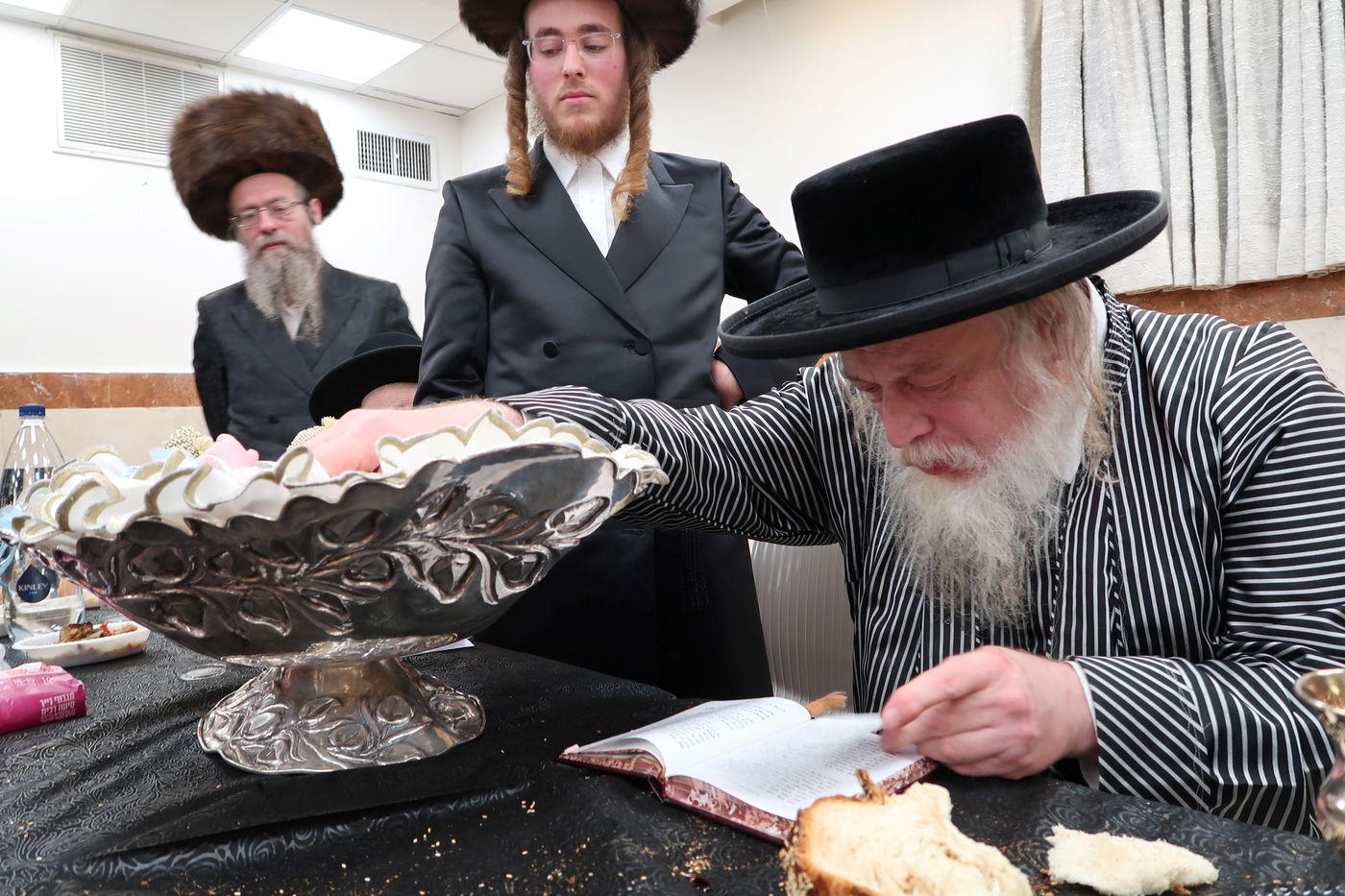 האדמו"ר ממבקשי אמונה בפדיון הבן לבן אחד מחסידיו