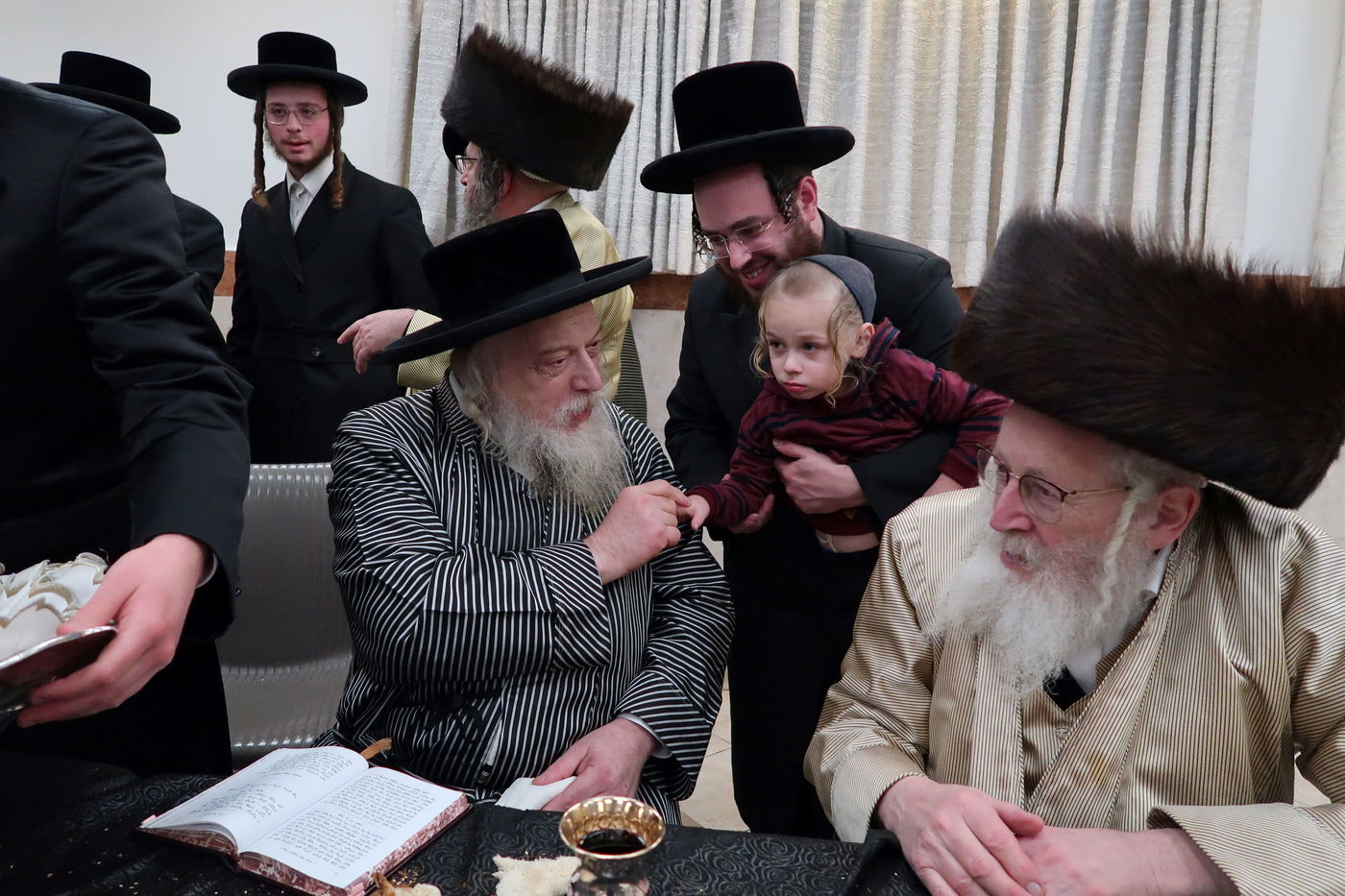 האדמו"ר ממבקשי אמונה בפדיון הבן לבן אחד מחסידיו