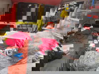 הרופא הקשיש באמבולנס