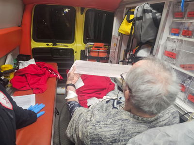 הרופא הקשיש באמבולנס