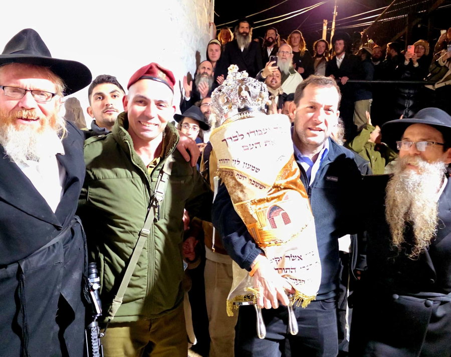מעמד מרגש: ספר תורה הוכנס לקבר יוסף בשכם | צפו בתיעוד מריקודי השמחה