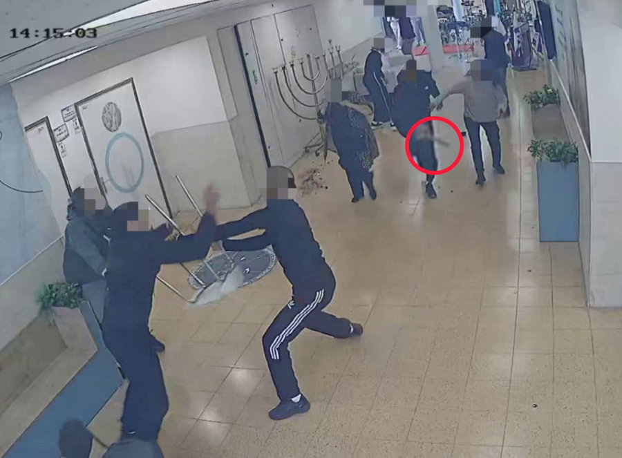 אחד מבני המשפחה עם הסכין