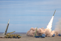 תעמולה בשיגור ישיר: עשרות טילים בליסטיים בתיעוד חדש של טהרן 