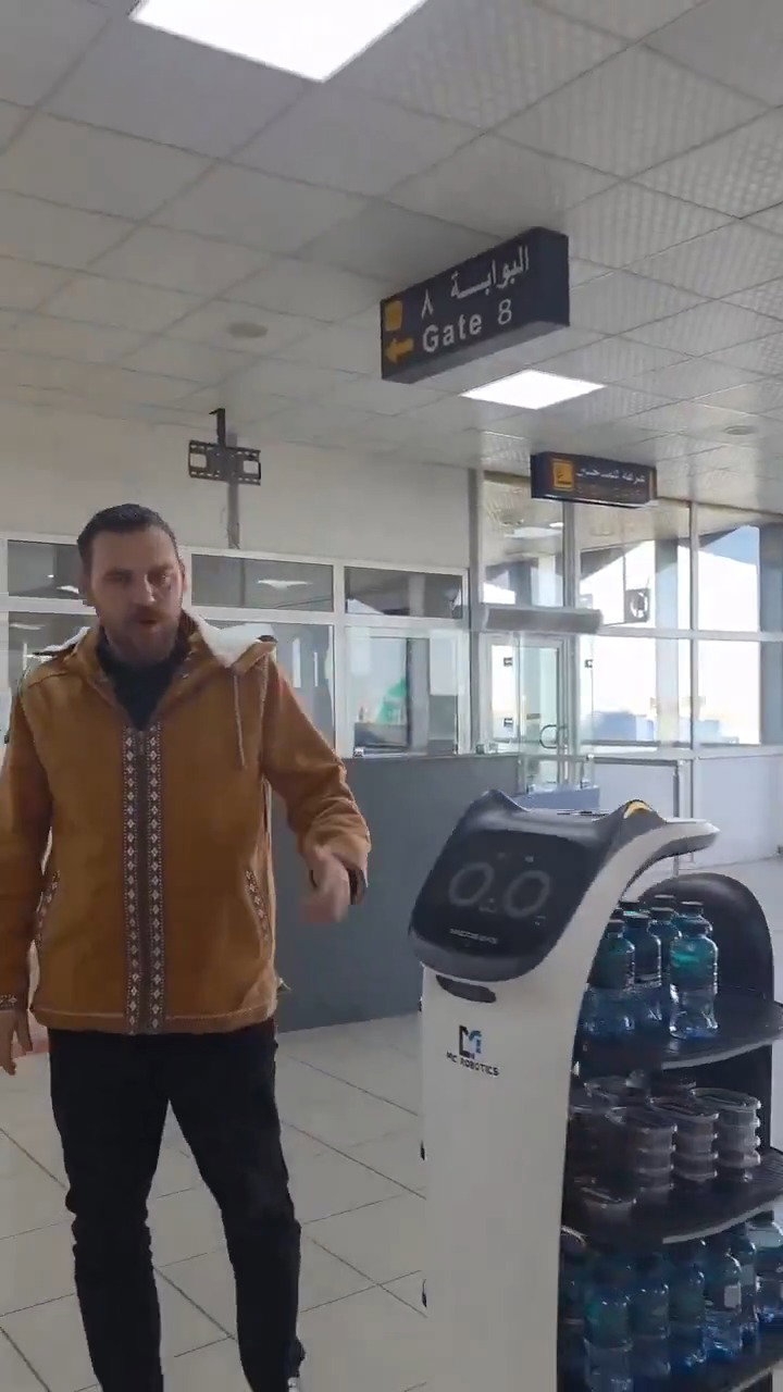 מים ותמרים בשדה התעופה