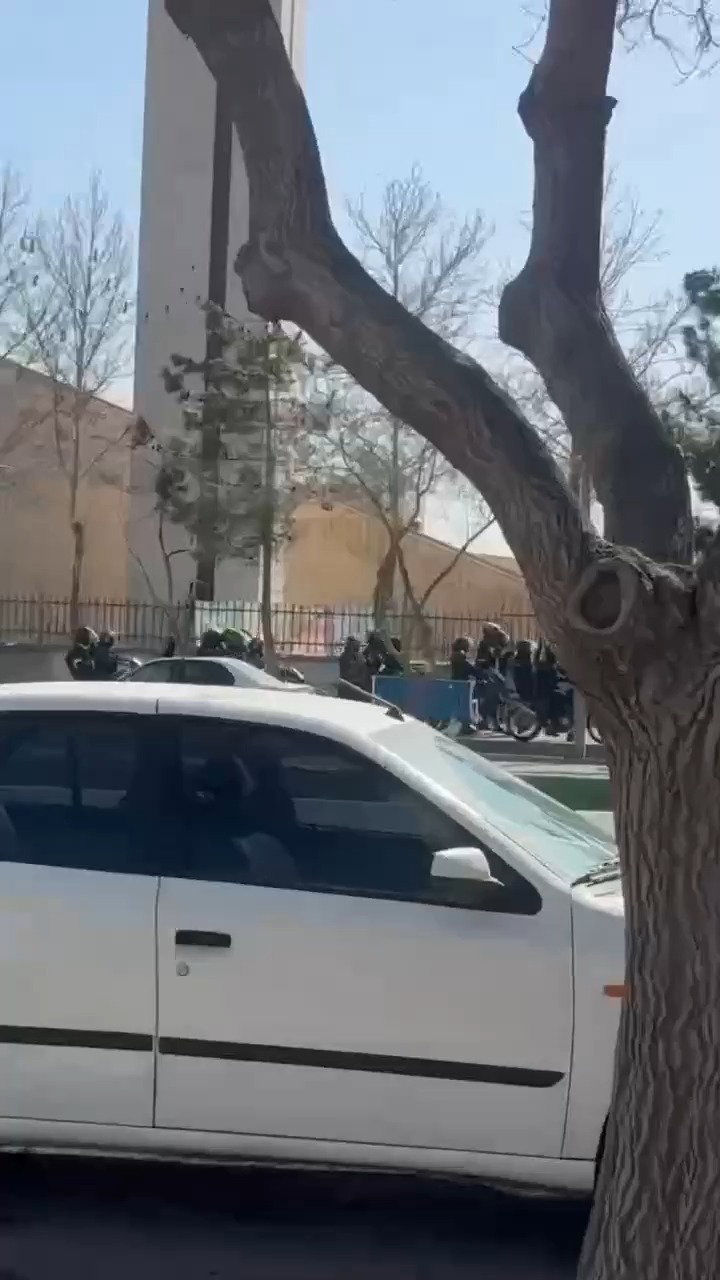 כוחות הביטחון של המשטר האיראני הגיעו לאונ' אזאד במשהד כדי לדכא את ההפגנות