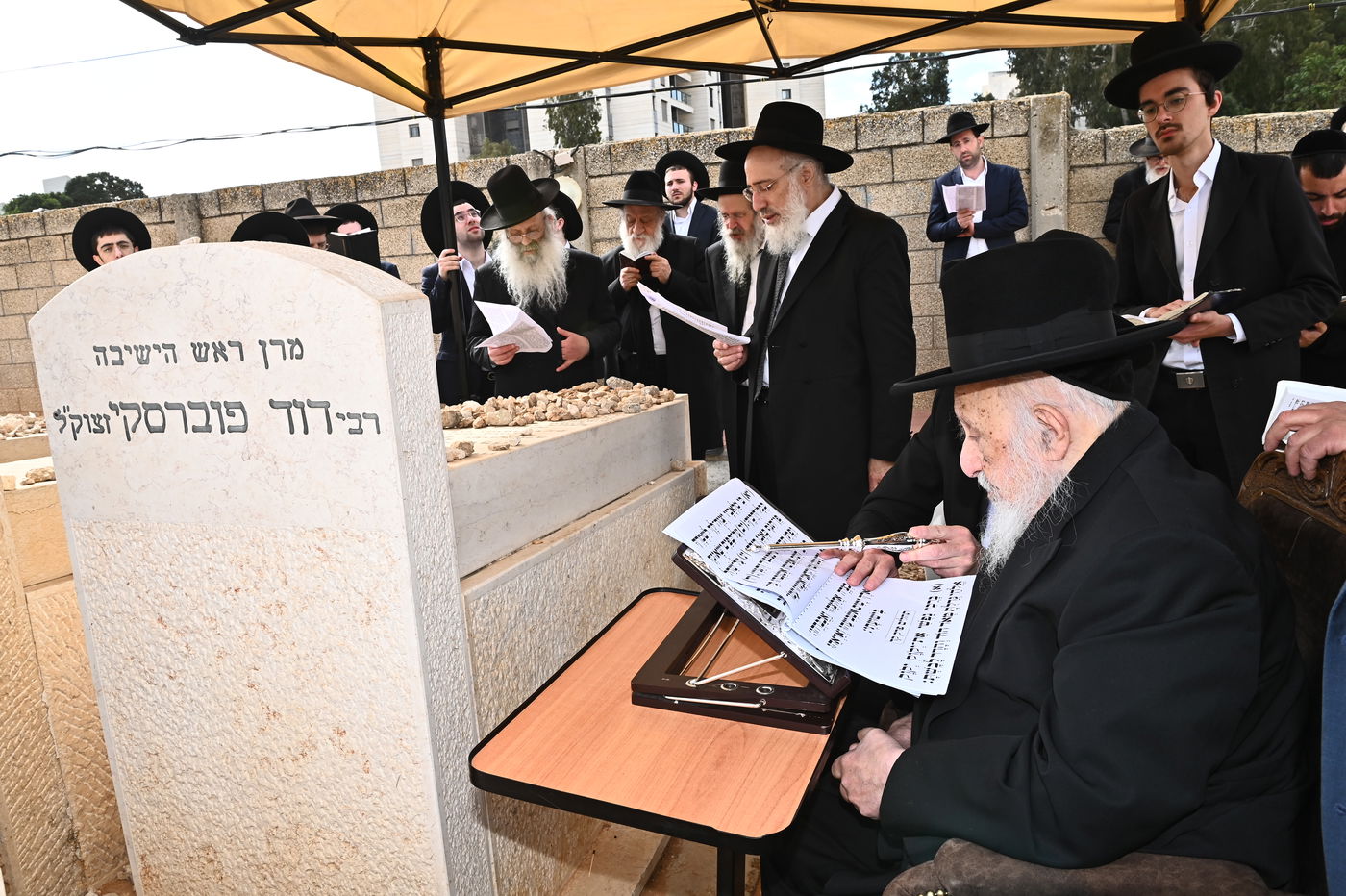 הגרב"ד פוברסקי בתפילה בבית העלמין בב"ב