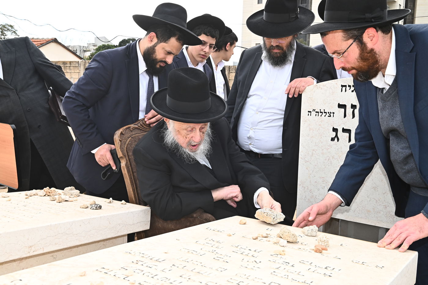 הגרב"ד פוברסקי בתפילה בבית העלמין בב"ב