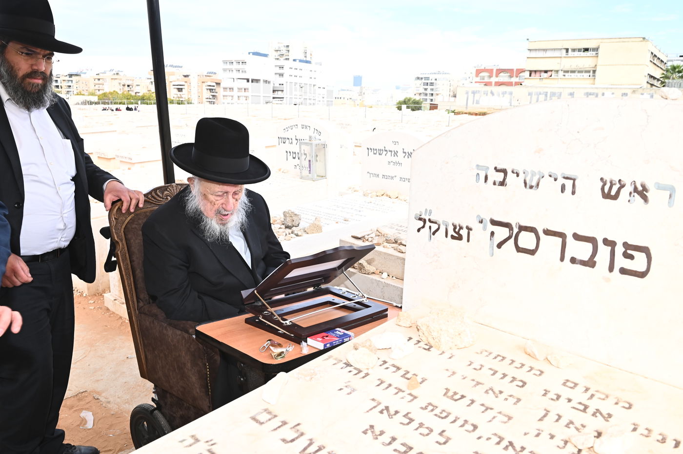 הגרב"ד פוברסקי בתפילה בבית העלמין בב"ב