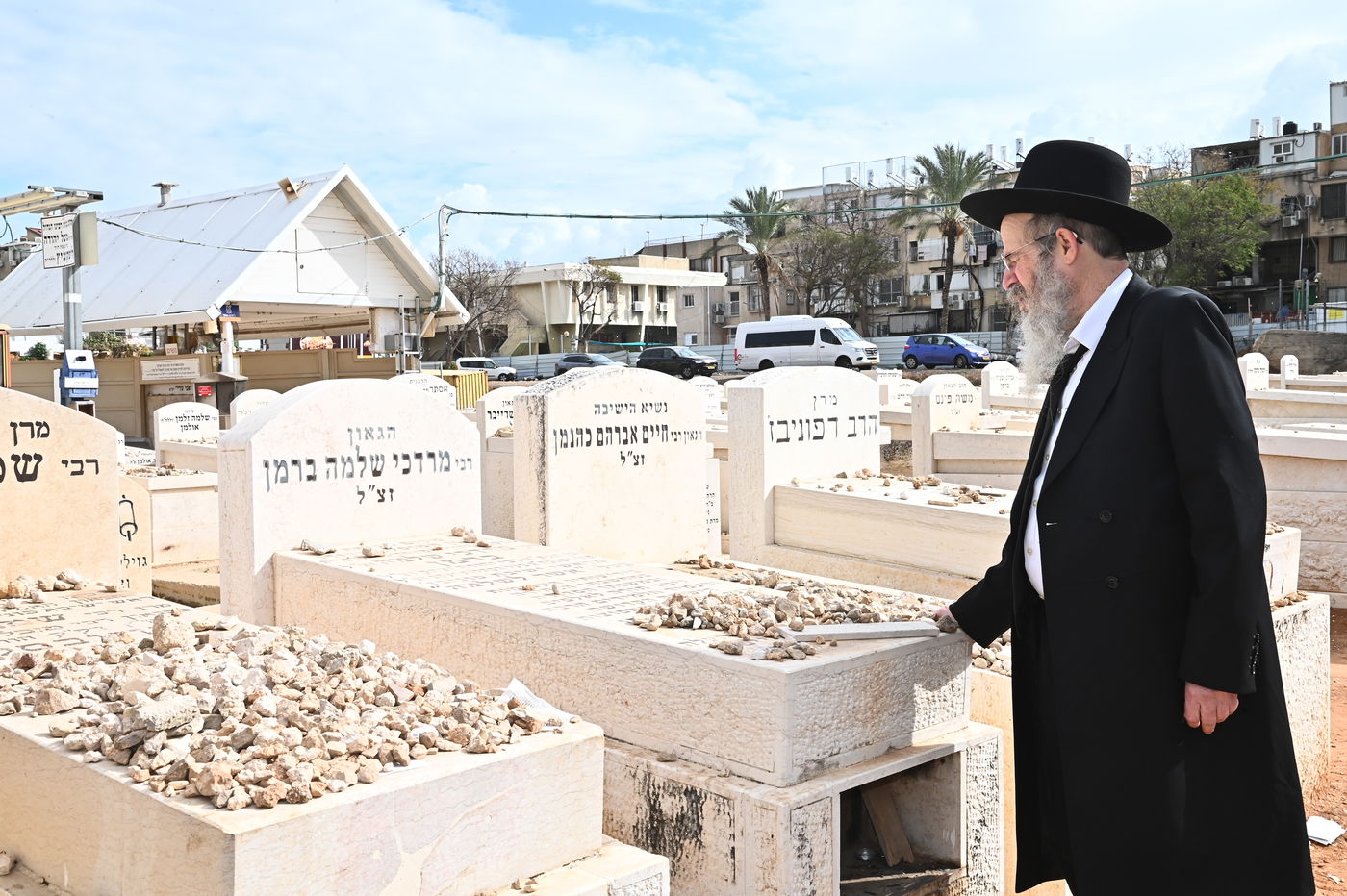 הגרח"פ ברמן בתפילה בבית העלמין בב"ב
