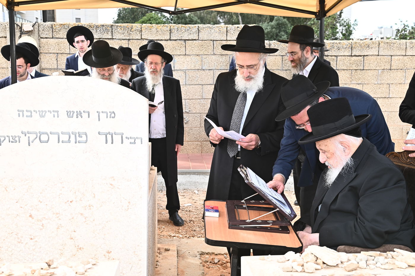 הגרב"ד פוברסקי בתפילה בבית העלמין בב"ב