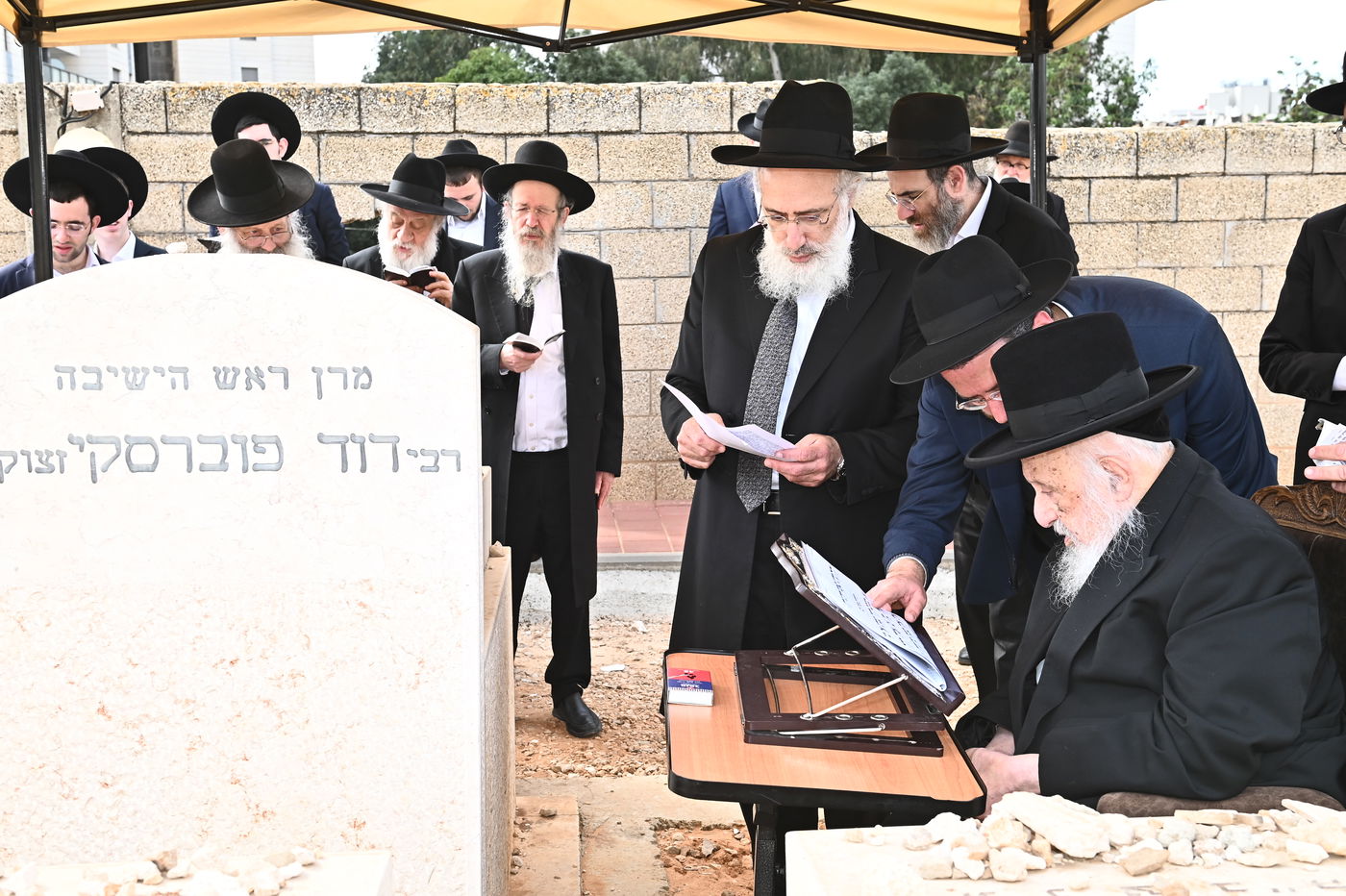 הגרב"ד פוברסקי בתפילה בבית העלמין בב"ב