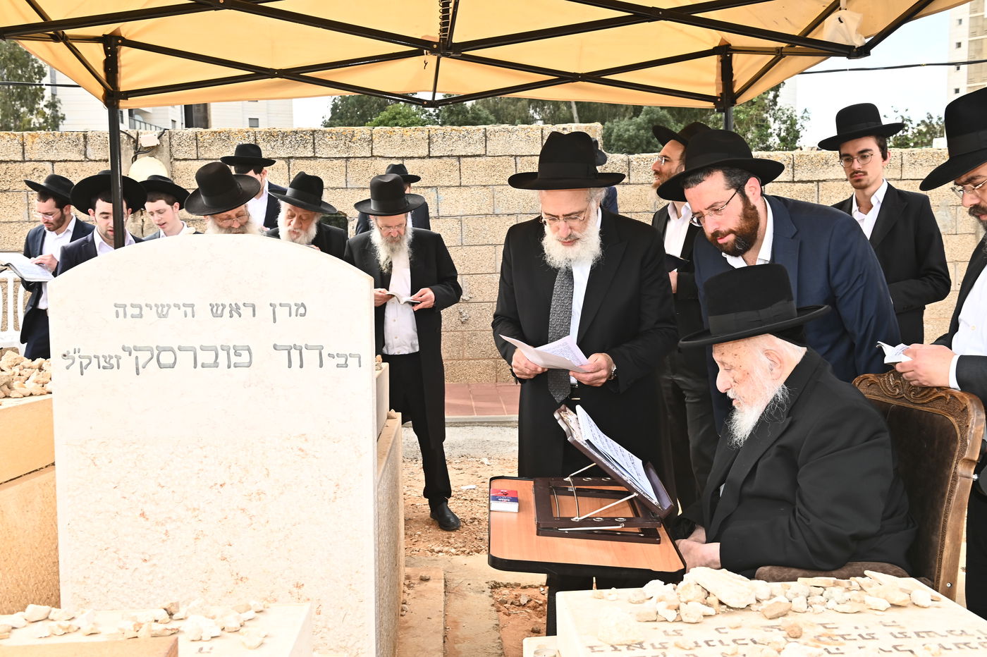 הגרב"ד פוברסקי בתפילה בבית העלמין בב"ב
