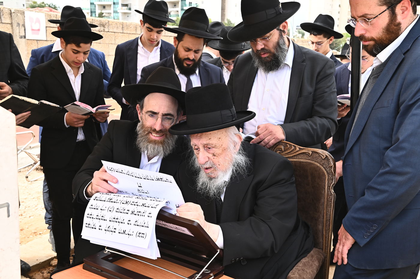 הגרב"ד פוברסקי בתפילה בבית העלמין בב"ב