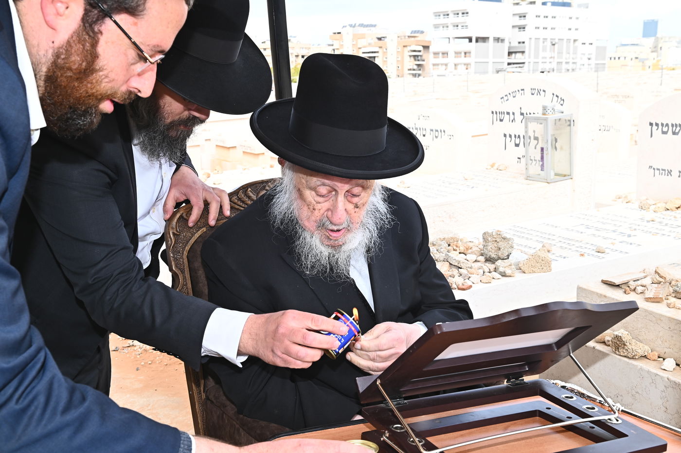 הגרב"ד פוברסקי בתפילה בבית העלמין בב"ב