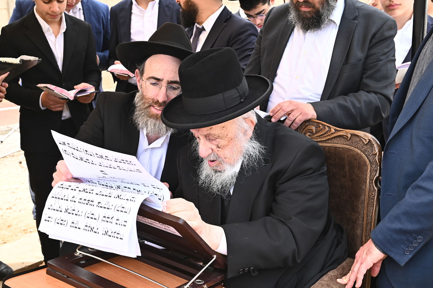 הגרב"ד פוברסקי בתפילה בבית העלמין בב"ב