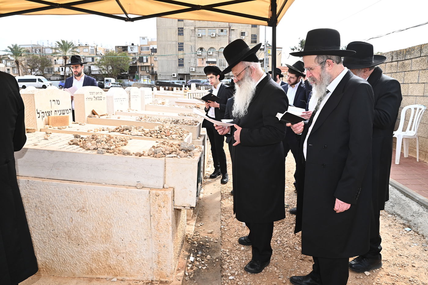 הגרח"פ ברמן בתפילה בבית העלמין בב"ב