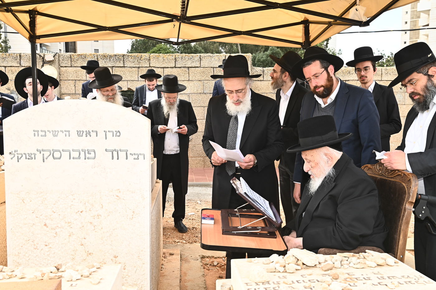 הגרב"ד פוברסקי בתפילה בבית העלמין בב"ב