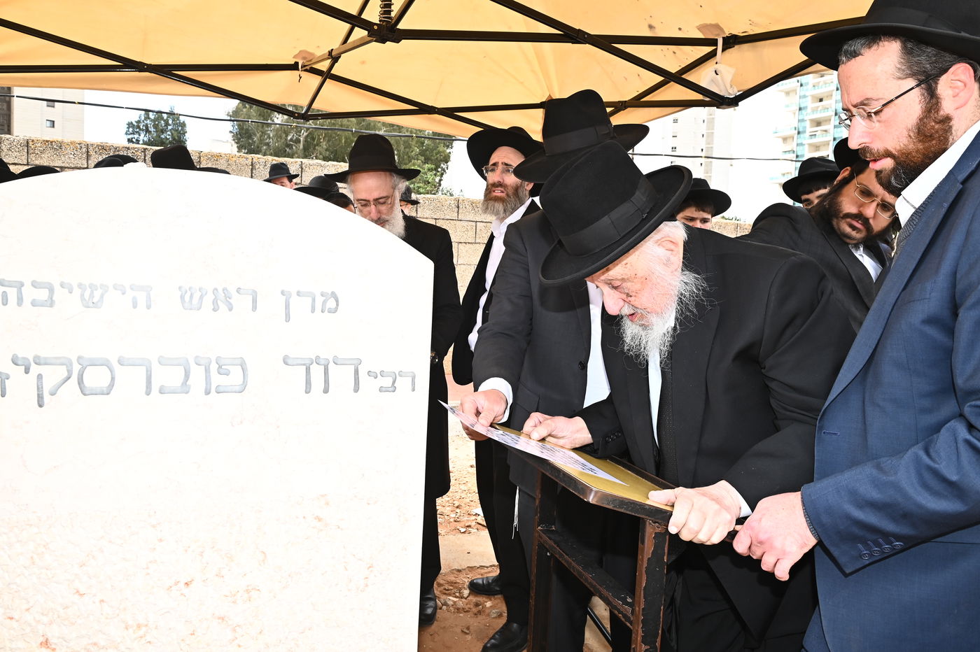 הגרב"ד פוברסקי בתפילה בבית העלמין בב"ב