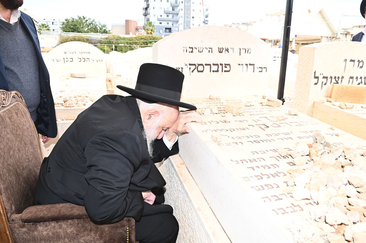 הגרב"ד פוברסקי בתפילה בבית העלמין בב"ב