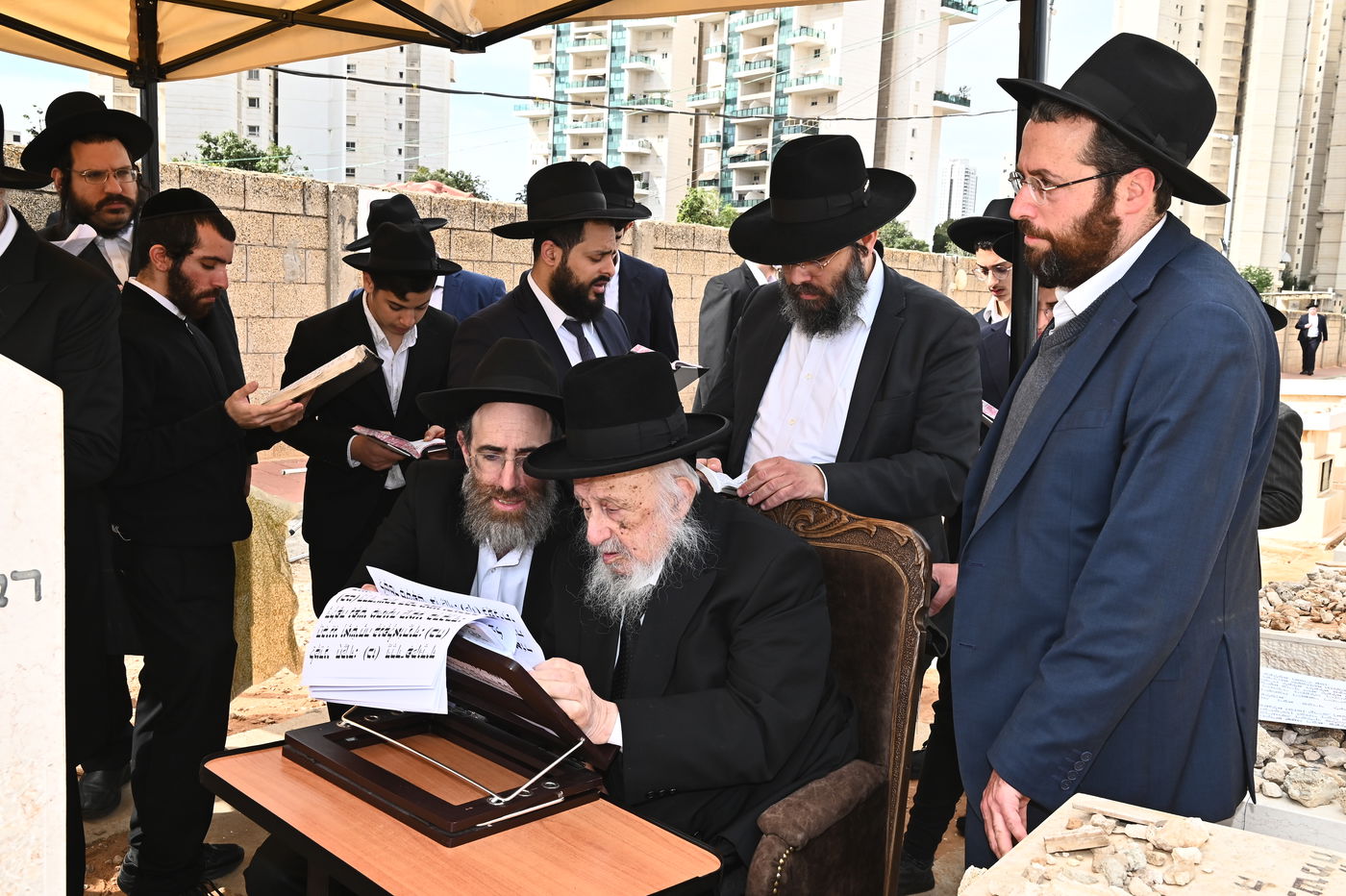 הגרב"ד פוברסקי בתפילה בבית העלמין בב"ב