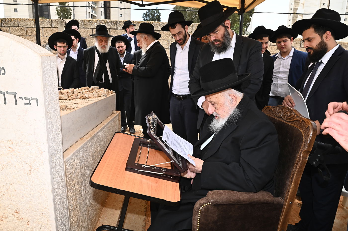 הגרב"ד פוברסקי בתפילה בבית העלמין בב"ב