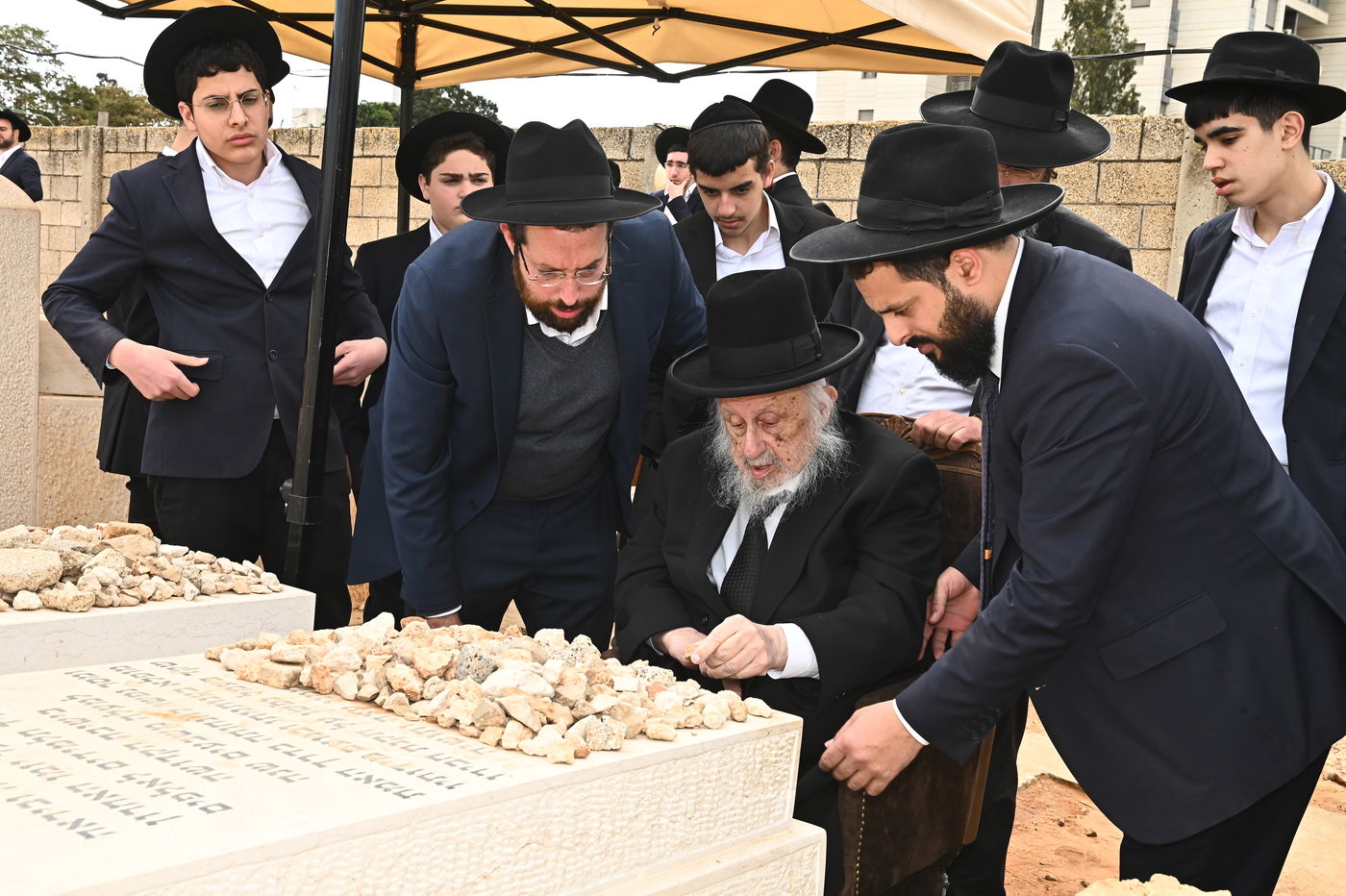 הגרב"ד פוברסקי בתפילה בבית העלמין בב"ב