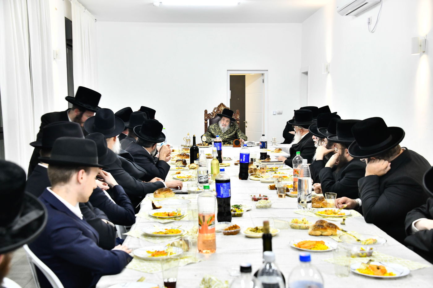 האדמו"ר מויז'ניץ בסעודת הודאה ז' אדר