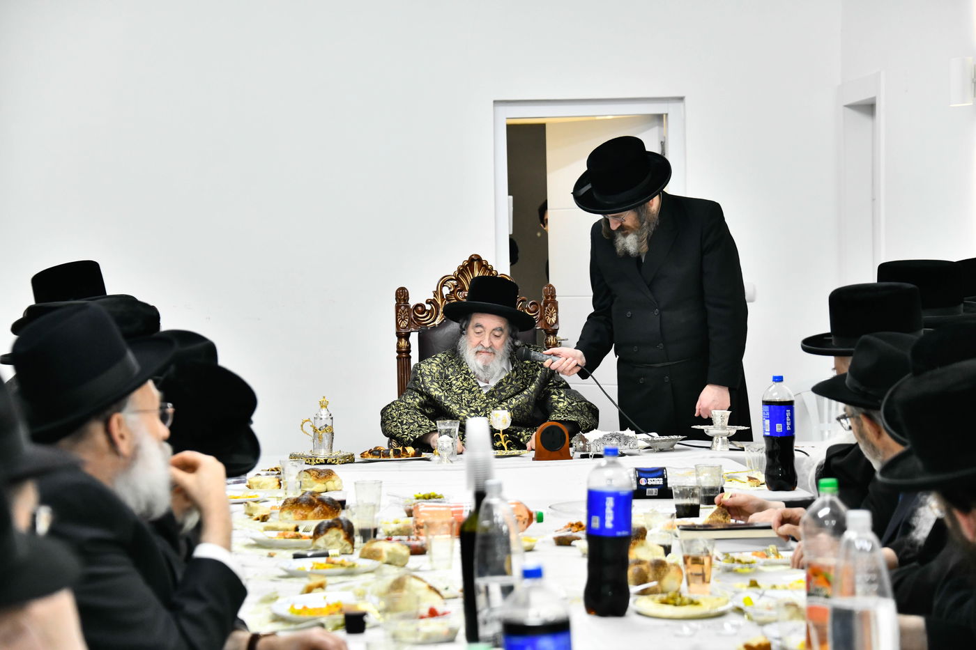 האדמו"ר מויז'ניץ בסעודת הודאה ז' אדר