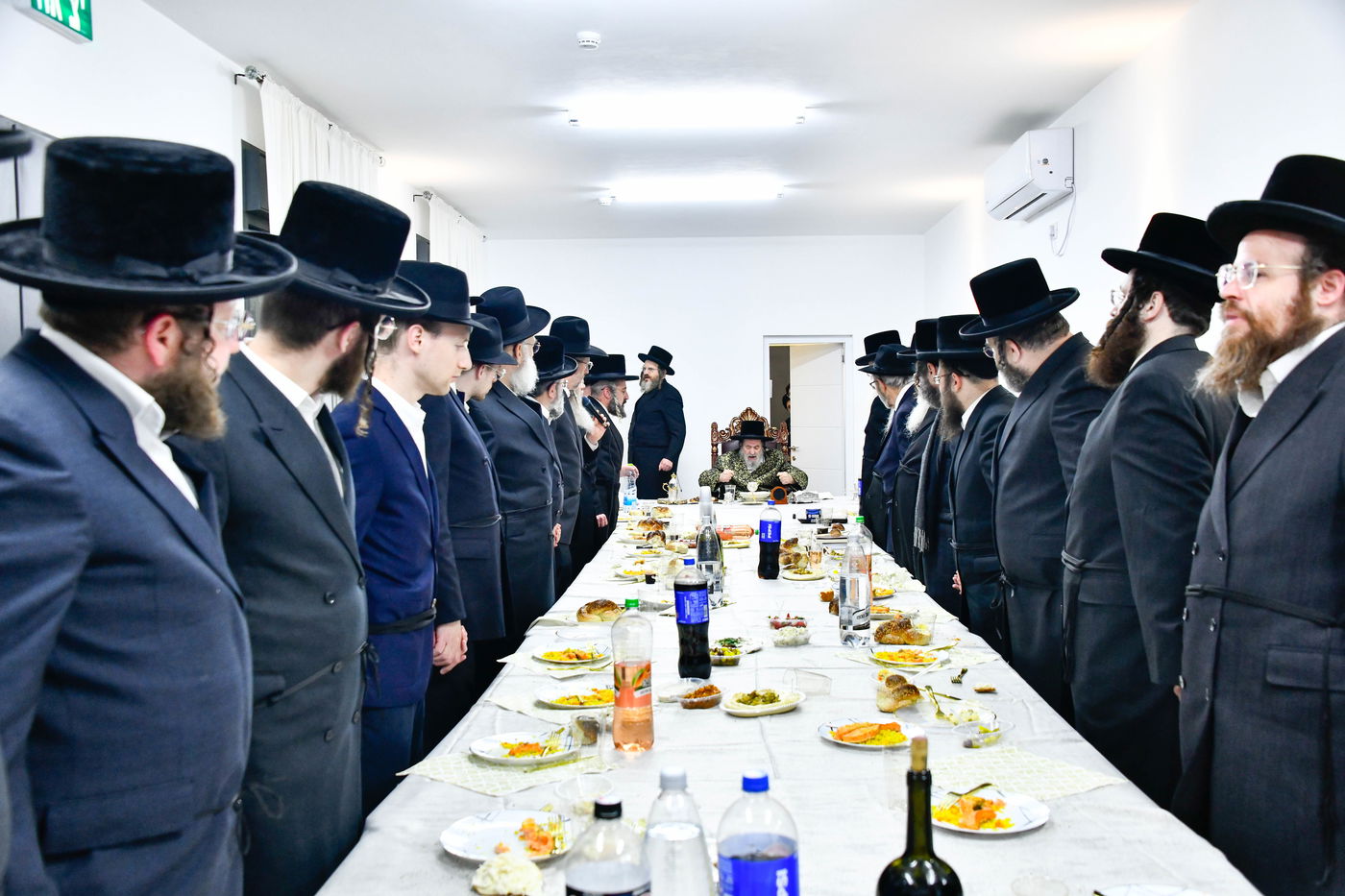 האדמו"ר מויז'ניץ בסעודת הודאה ז' אדר