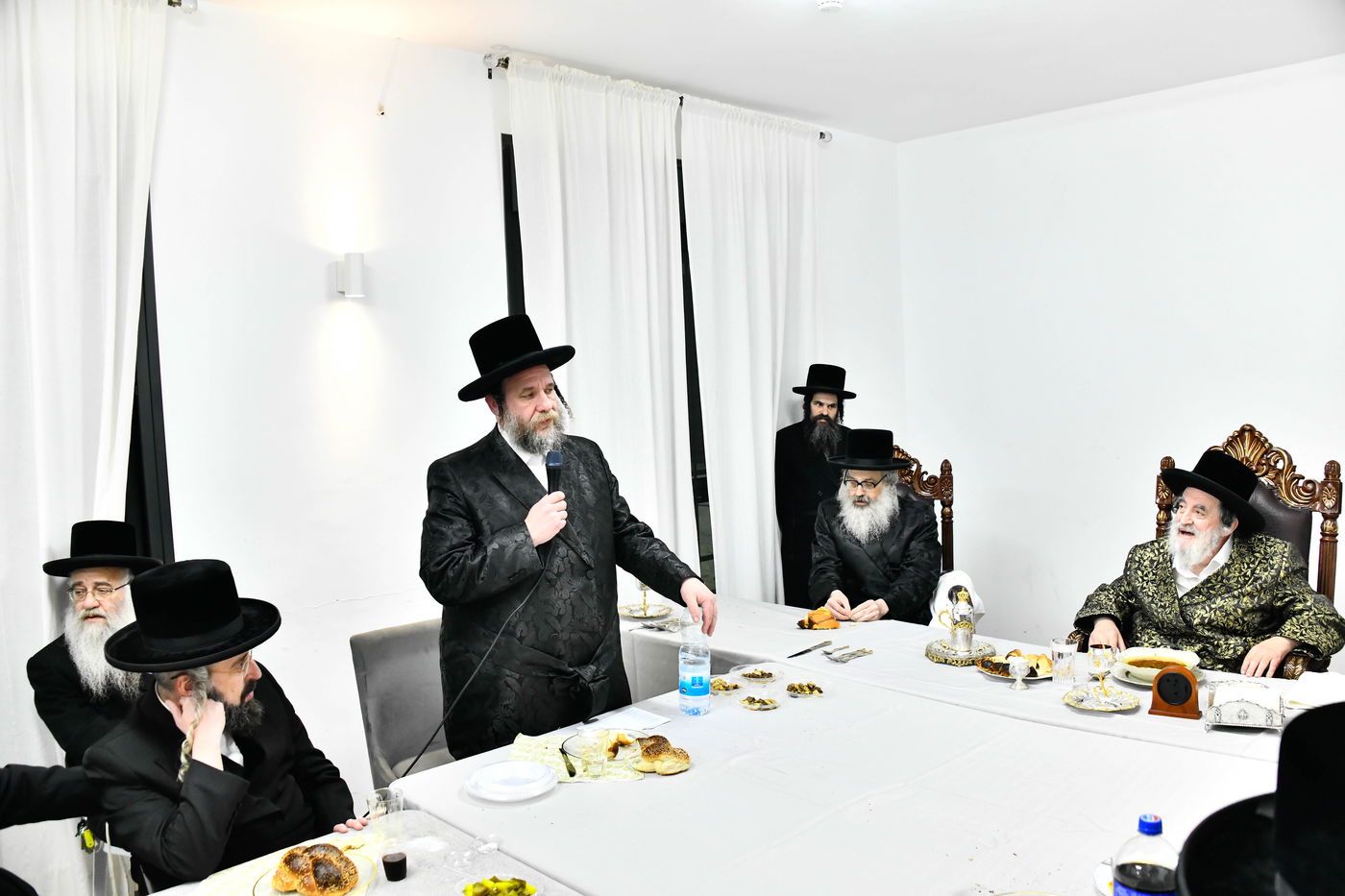 האדמו"ר מויז'ניץ בסעודת הודאה ז' אדר