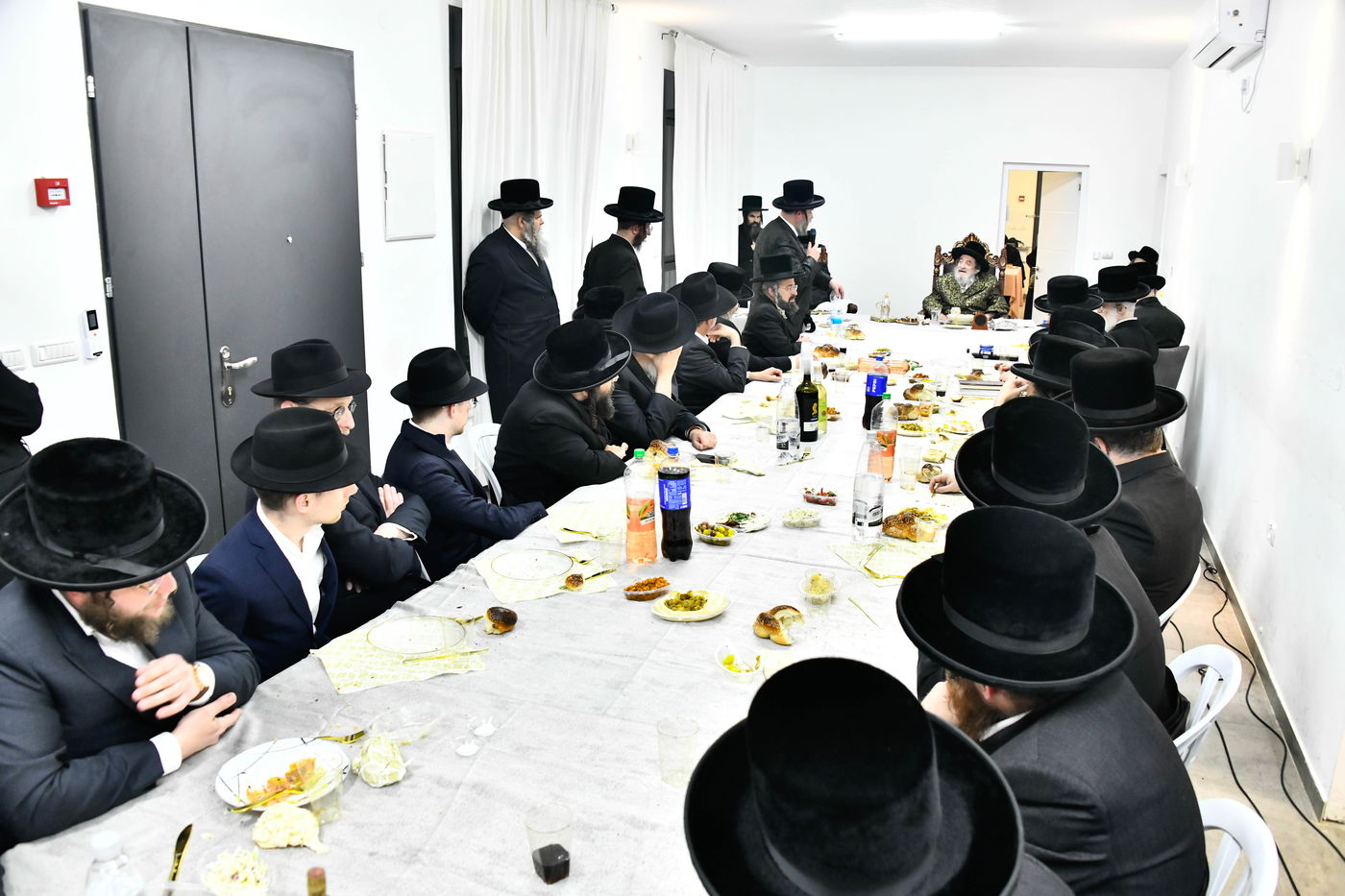 האדמו"ר מויז'ניץ בסעודת הודאה ז' אדר