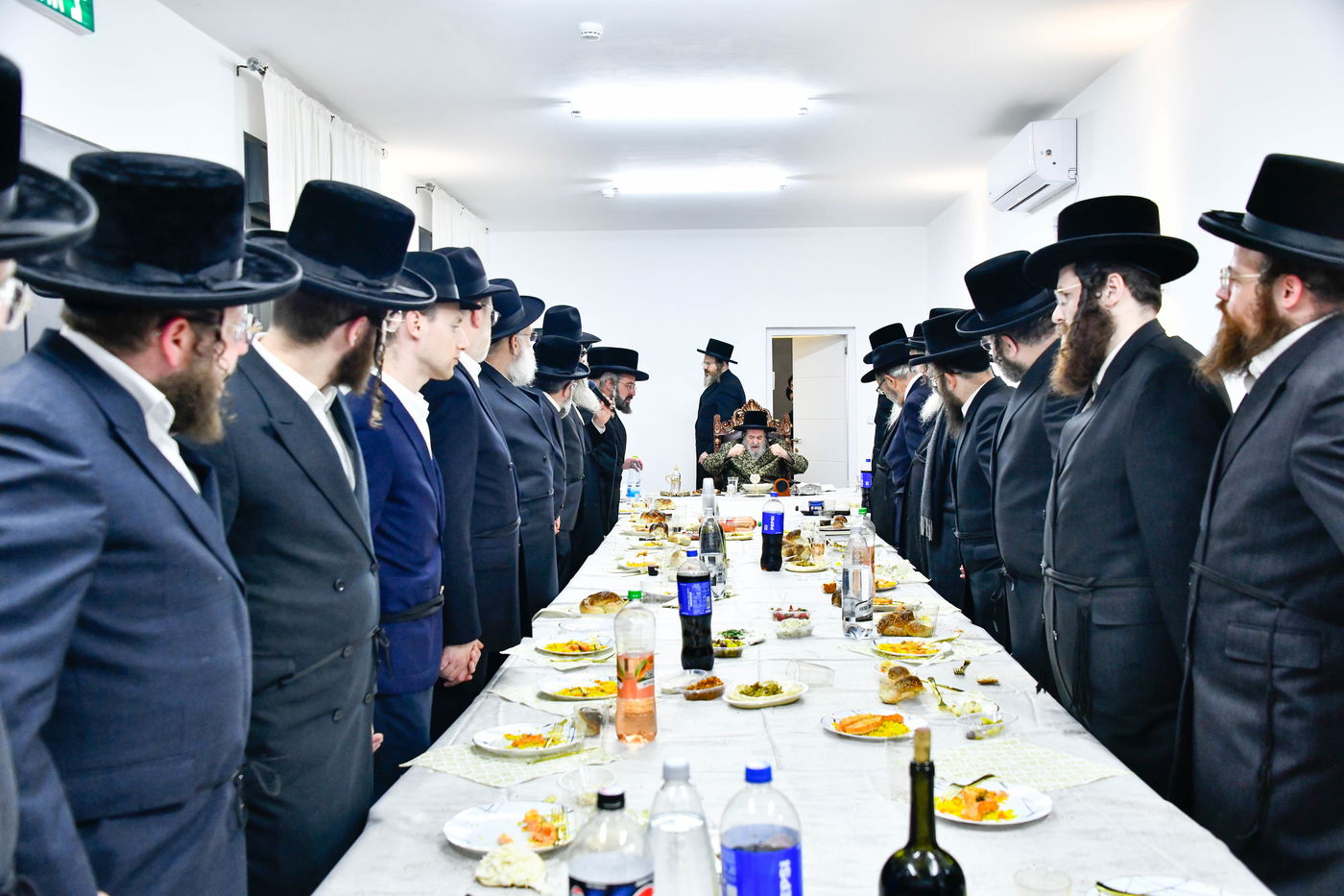 האדמו"ר מויז'ניץ בסעודת הודאה ז' אדר
