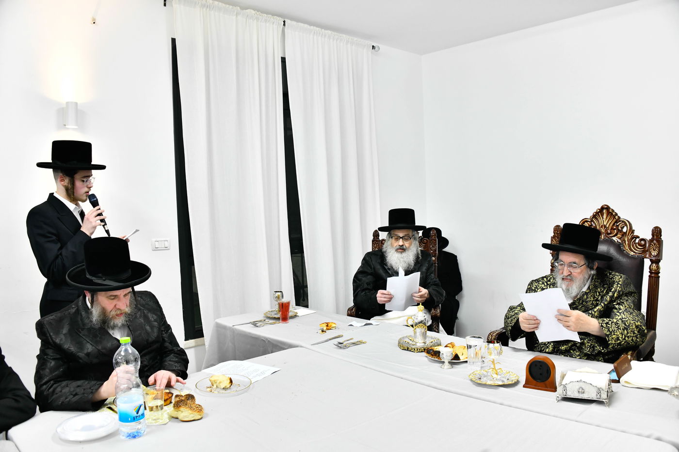 האדמו"ר מויז'ניץ בסעודת הודאה ז' אדר