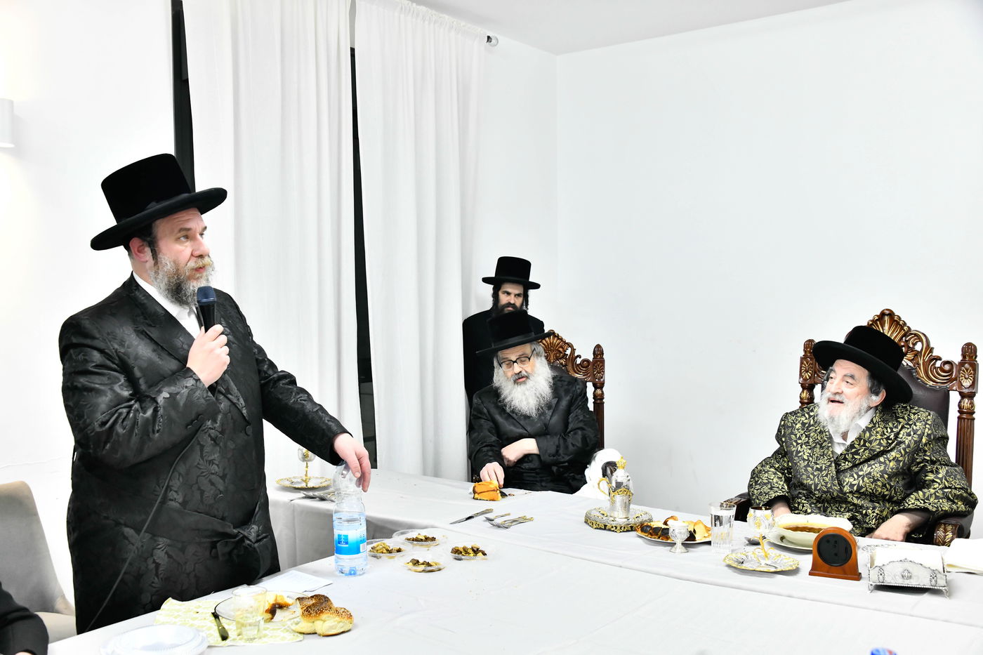 האדמו"ר מויז'ניץ בסעודת הודאה ז' אדר