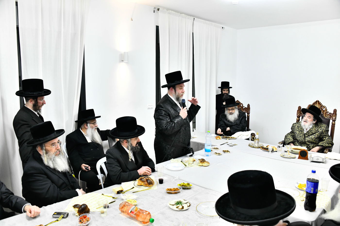 האדמו"ר מויז'ניץ בסעודת הודאה ז' אדר