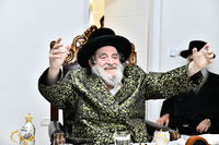 האדמו"ר מויז'ניץ בסעודת הודאה ז' אדר