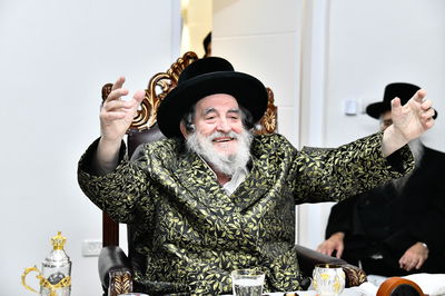 האדמו"ר מויז'ניץ בסעודת הודאה ז' אדר