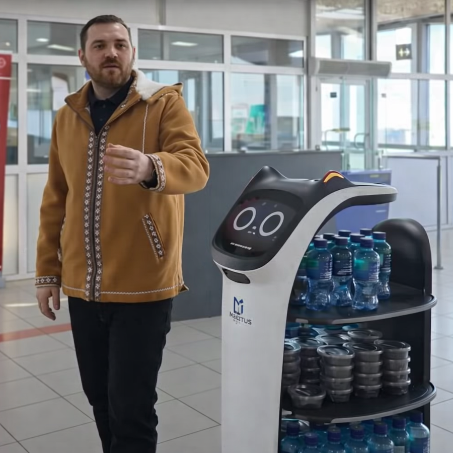 טכנולוג׳יה בסוריה: הרובוט שמחלק תמרים ומים בנמל התעופה של דמשק