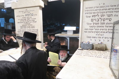 האדמו"ר מסאסוב בתפילה בבית העלמין בטבריה