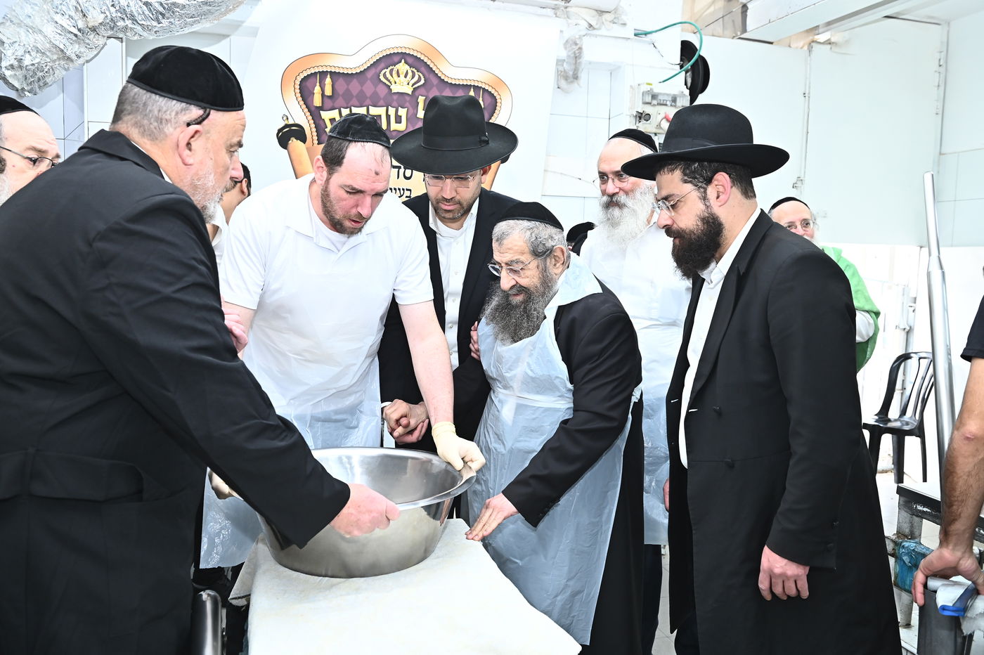 הגר"מ בן שמעון באפיית מצות