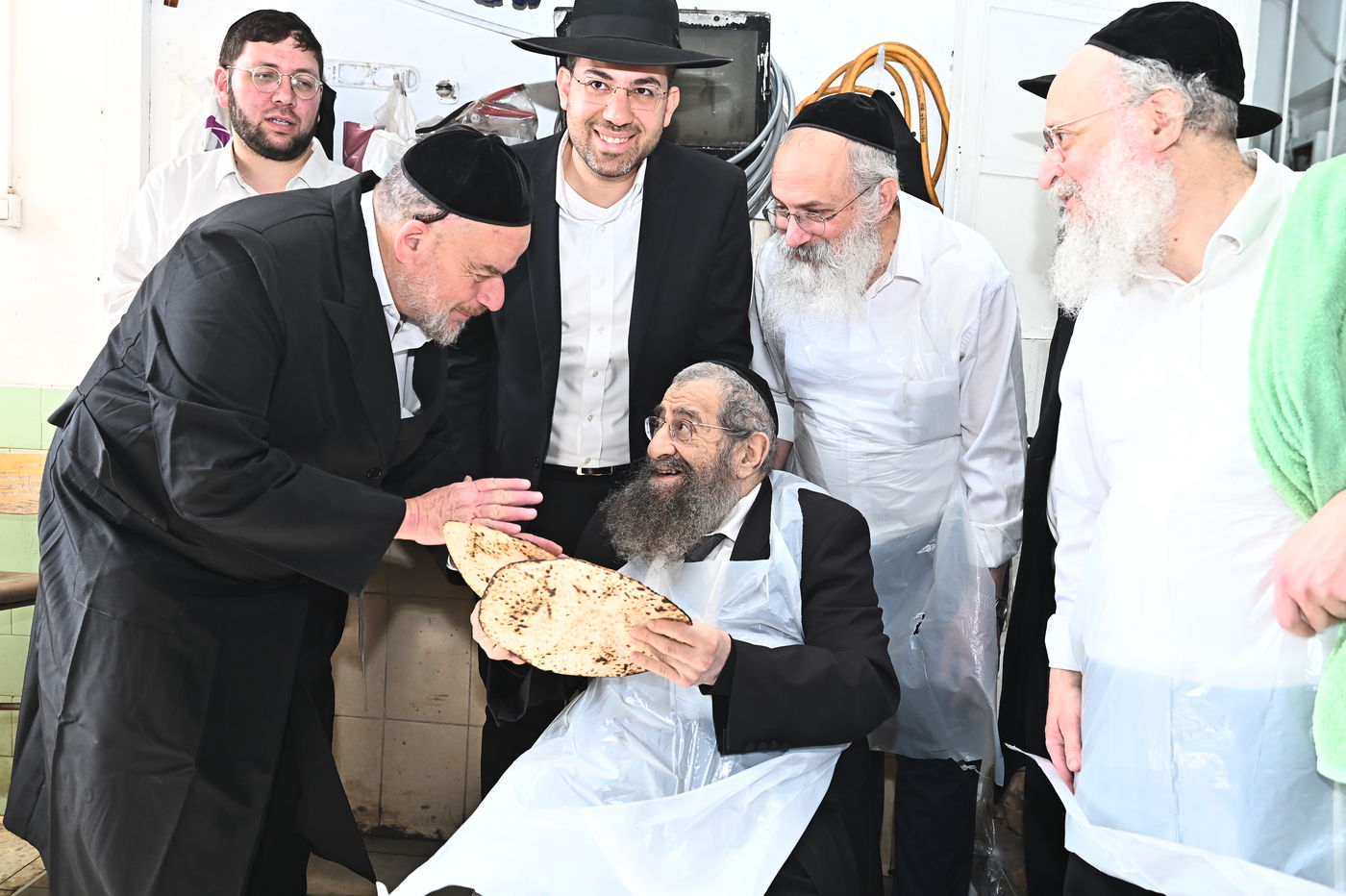 הגר"מ בן שמעון באפיית מצות