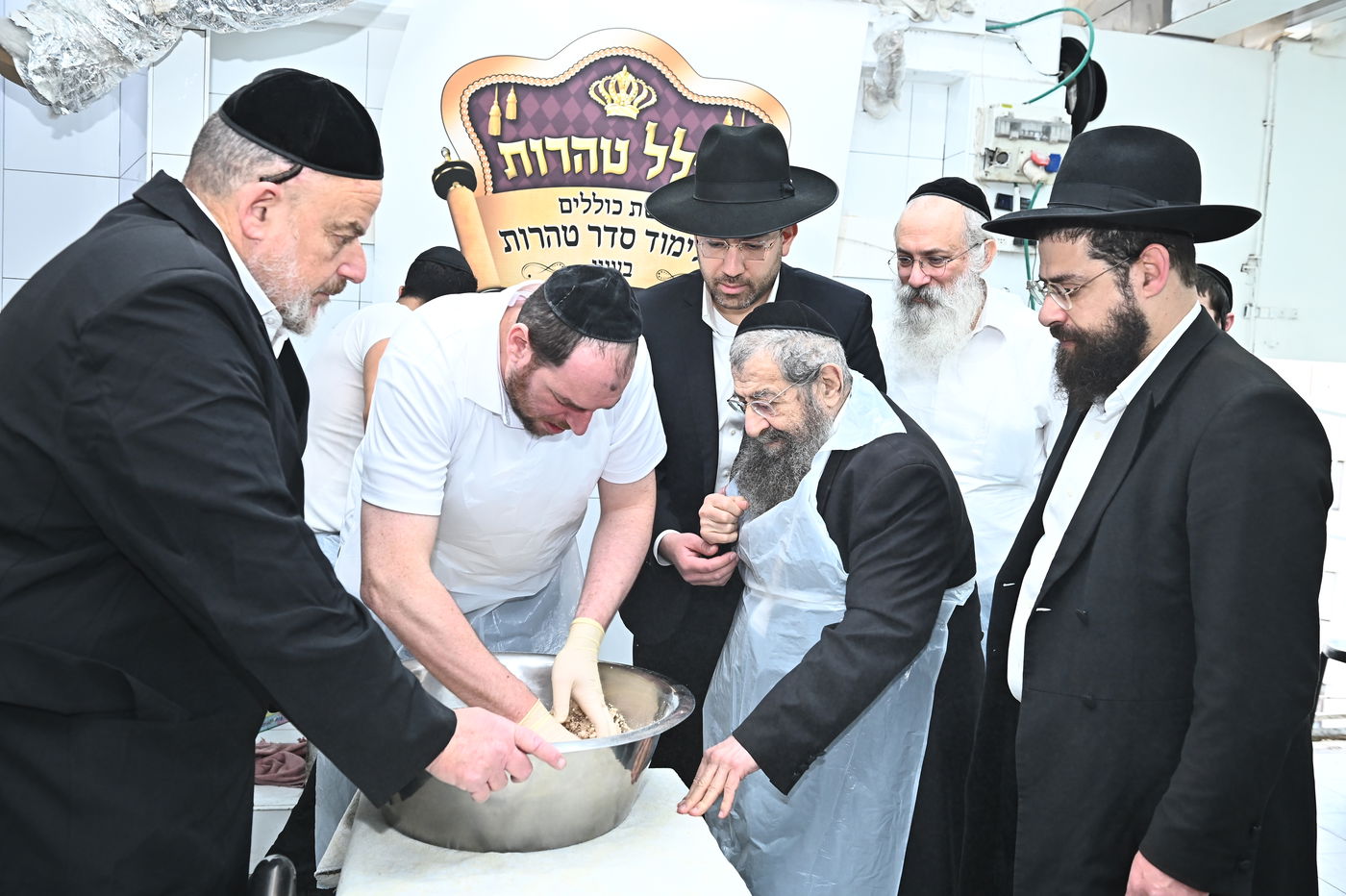 הגר"מ בן שמעון באפיית מצות