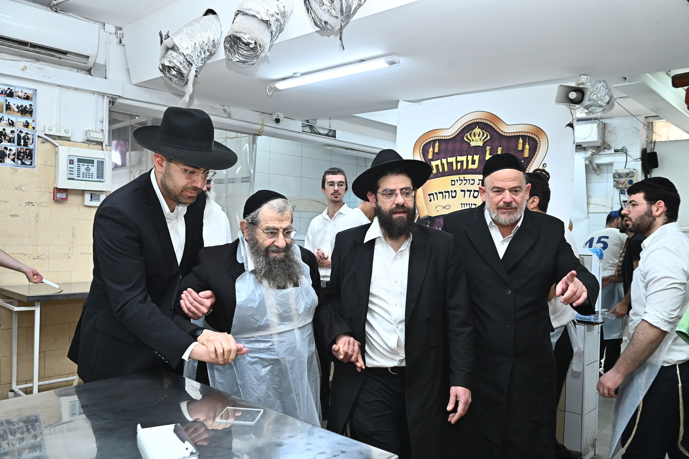 הגר"מ בן שמעון באפיית מצות