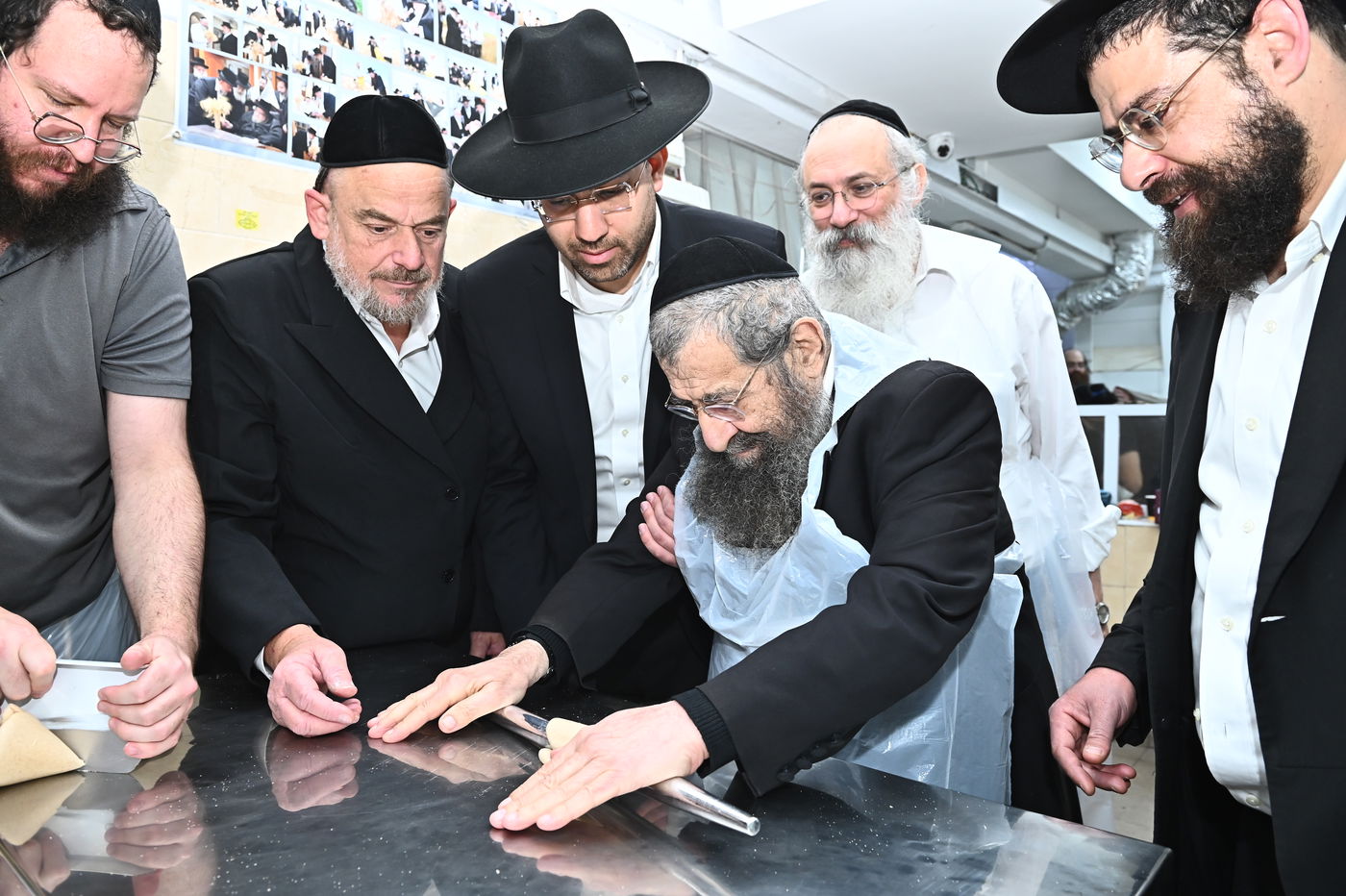 הגר"מ בן שמעון באפיית מצות