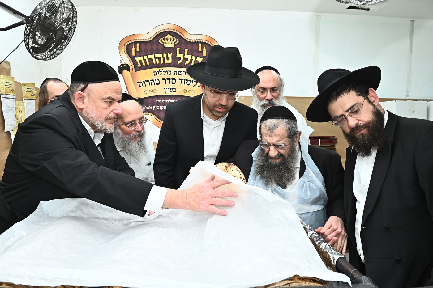 הגר"מ בן שמעון באפיית מצות