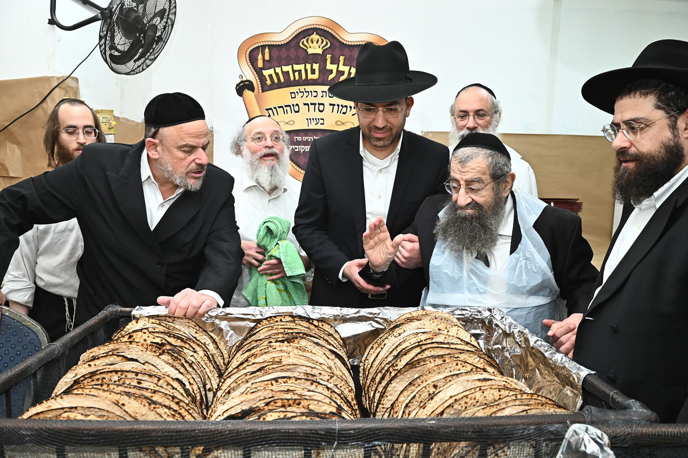 הגר"מ בן שמעון באפיית מצות