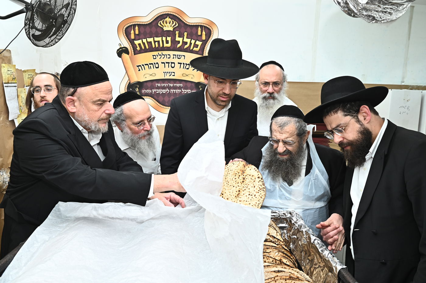 הגר"מ בן שמעון באפיית מצות