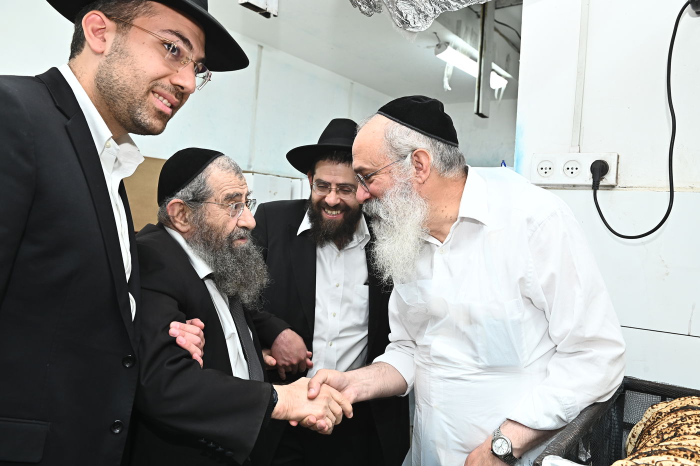 הגר"מ בן שמעון באפיית מצות